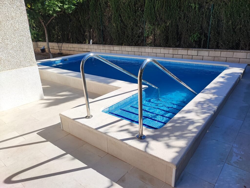 PISCINA ACCESIBLE POR PISCINAS LLEDOS