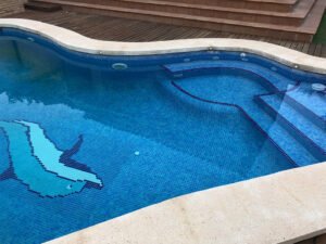 Piscina con gresite y madera