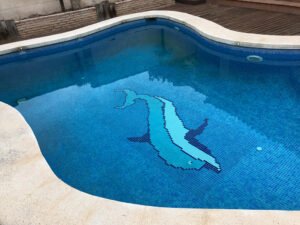 Piscina con gresite y madera