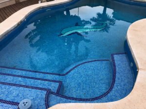 Piscina con gresite y madera