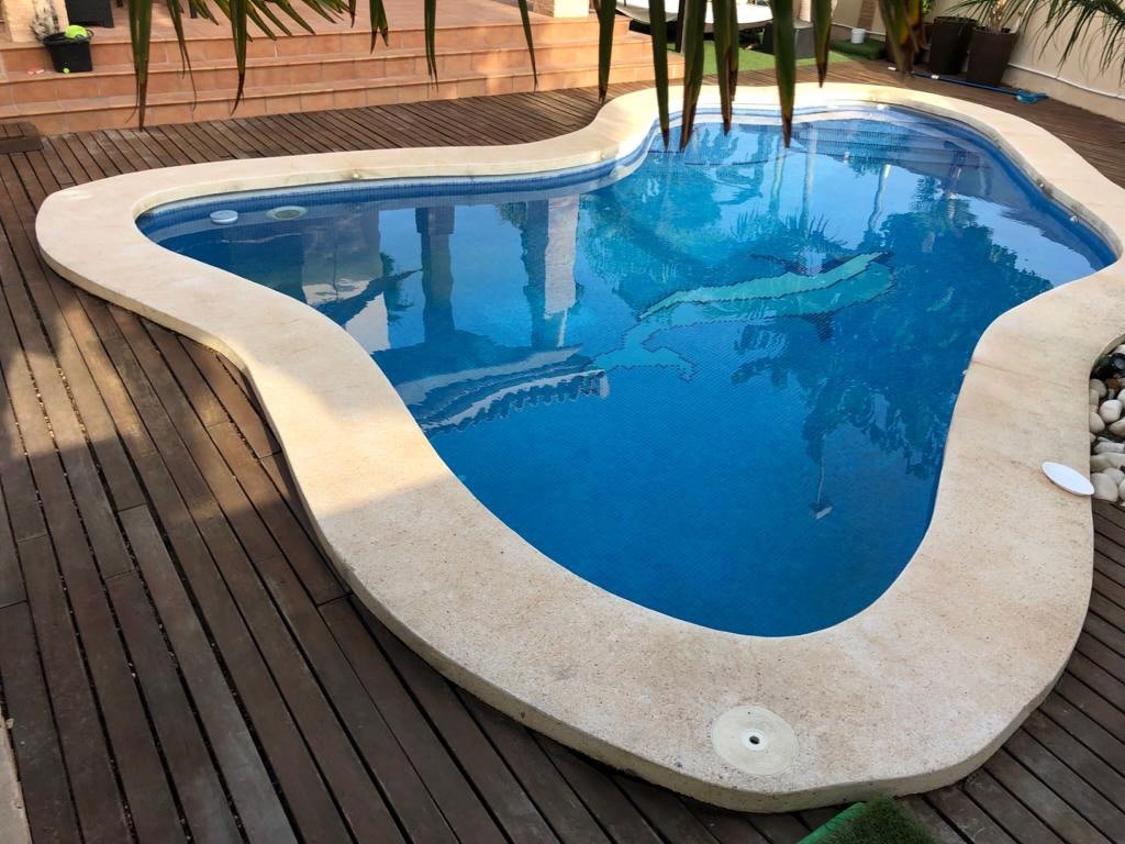 Piscina con gresite y madera