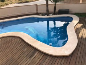 Piscina con gresite y madera