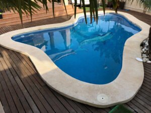 Piscina con gresite y madera