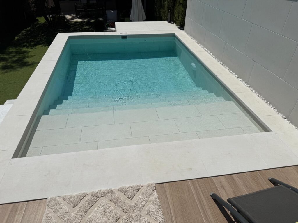 Piscina accesible con diseño personalizado por Piscinas Lledos Alicante